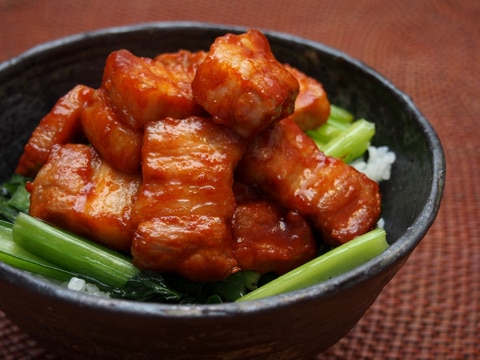 豚バラかたまり肉で作る食べ応え抜群！ピリ辛豚丼